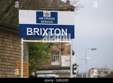 Ein Schild vor HMP Brixton, ein Umsiedlungsgefängnis, Wohnkategorie C/D Gefangene in Süd-London. Stockfoto