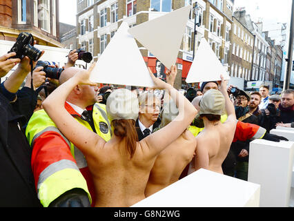 Models in Höschen und Gasmasken von Peta protestieren während der London Fashion Week in Soho, London, gegen die Verwendung von Pelzkleidung und Accessoires. Stockfoto