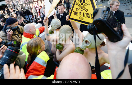 Models in Höschen und Gasmasken von Peta protestieren während der London Fashion Week in Soho, London, gegen die Verwendung von Pelzkleidung und Accessoires. Stockfoto