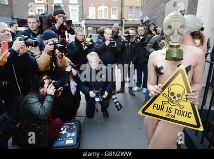 Models in Höschen und Gasmasken von Peta protestieren während der London Fashion Week in Soho, London, gegen die Verwendung von Pelzkleidung und Accessoires. Stockfoto