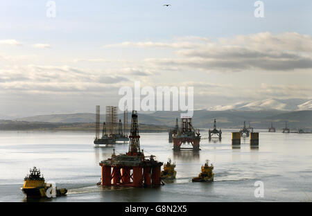 Die Ölplattform Stena Spey wird unter anderem mit Schleppbooten bewegt, die im Cromarty Firth bei Invergordon in den schottischen Highlands zurückgelassen wurden. Rig-Plattformen werden im Cromarty Firth gestapelt, da die Ölpreise weiter sinken, was sich stark auf die britische Nordsee-Ölindustrie auswirkt und Tausende von Menschen arbeitsarm macht. Stockfoto