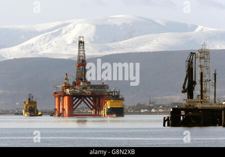 Die Ölplattform Stena Spey wird unter anderem mit Schleppbooten bewegt, die im Cromarty Firth bei Invergordon in den schottischen Highlands zurückgelassen wurden. Rig-Plattformen werden im Cromarty Firth gestapelt, da die Ölpreise weiter sinken, was sich stark auf die britische Nordsee-Ölindustrie auswirkt und Tausende von Menschen arbeitsarm macht. Stockfoto