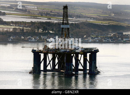 Die Ölplattform Sedco 714 befindet sich neben anderen Bohrinseln, die im Cromarty Firth in der Nähe von Invergordon in den Highlands von Schottland zurückgelassen wurden. Rig-Plattformen werden im Cromarty Firth gestapelt, da die Ölpreise weiter sinken, was sich stark auf die britische Nordsee-Ölindustrie auswirkt und Tausende von Menschen arbeitsarm macht. Stockfoto