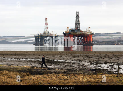 Ölplattformen stehen neben anderen Bohrinseln, die im Cromarty Firth in der Nähe von Invergordon in den schottischen Highlands zurückgelassen wurden. Im Cromarty Firth werden Rig-Plattformen angestapelt, da die Ölpreise weiter sinken und die britische Nordsee-Ölindustrie stark beeinträchtigt wird, so dass Tausende von Menschen arbeitsarm werden. Stockfoto