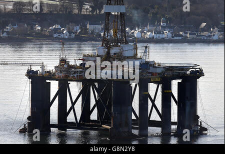 Die Ölplattform Sedco 714 befindet sich neben anderen Bohrinseln, die im Cromarty Firth in der Nähe von Invergordon in den Highlands von Schottland zurückgelassen wurden. Rig-Plattformen werden im Cromarty Firth gestapelt, da die Ölpreise weiter sinken, was sich stark auf die britische Nordsee-Ölindustrie auswirkt und Tausende von Menschen arbeitsarm macht. Stockfoto