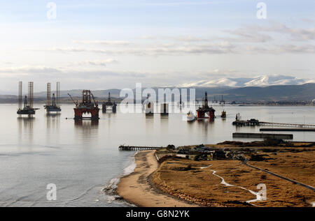 Die Ölplattform Stena Spey wird unter anderem mit Schleppbooten bewegt, die im Cromarty Firth bei Invergordon in den schottischen Highlands zurückgelassen wurden. Rig-Plattformen werden im Cromarty Firth gestapelt, da die Ölpreise weiter sinken, was sich stark auf die britische Nordsee-Ölindustrie auswirkt und Tausende von Menschen arbeitsarm macht. Stockfoto