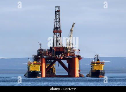 Die Ölplattform Stena Spey wird unter anderem mit Schleppbooten bewegt, die im Cromarty Firth bei Invergordon in den schottischen Highlands zurückgelassen wurden. Rig-Plattformen werden im Cromarty Firth gestapelt, da die Ölpreise weiter sinken, was sich stark auf die britische Nordsee-Ölindustrie auswirkt und Tausende von Menschen arbeitsarm macht. Stockfoto