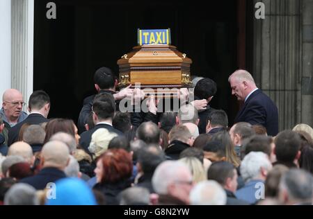 Der Sarg wird zur Beerdigung von Eddie Hutch Senior, der letzte Woche in der nördlichen Innenstadt erschossen wurde, in unsere Lourdes-Kirche in Dublin getragen. Stockfoto