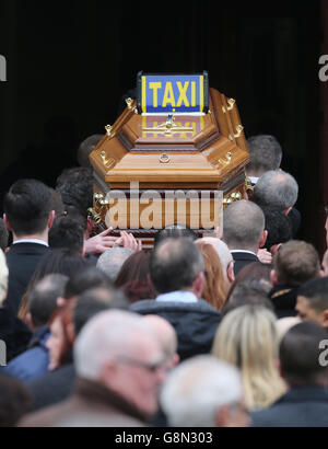 Der Sarg wird zur Beerdigung von Eddie Hutch Senior, der letzte Woche in der nördlichen Innenstadt erschossen wurde, in unsere Lourdes-Kirche in Dublin getragen. Stockfoto