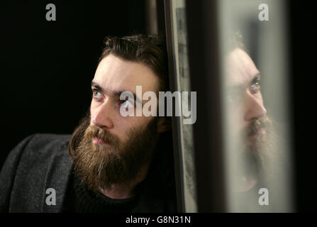 Englischer Folk-Rock-Musiker, bildender Künstler und Dichter Keaton Henson bei der Pressevorschau für seine Solo-Kunstausstellung Almost Beautiful, in der Lawrence Alkin Gallery in London. Stockfoto
