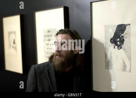 Englischer Folk-Rock-Musiker, bildender Künstler und Dichter Keaton Henson bei der Pressevorschau für seine Solo-Kunstausstellung Almost Beautiful, in der Lawrence Alkin Gallery in London. Stockfoto