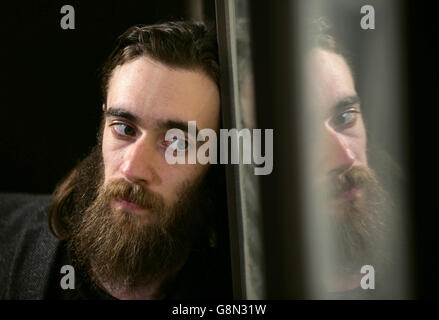 Englischer Folk-Rock-Musiker, bildender Künstler und Dichter Keaton Henson bei der Pressevorschau für seine Solo-Kunstausstellung Almost Beautiful, in der Lawrence Alkin Gallery in London. Stockfoto