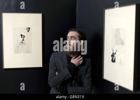 Englischer Folk-Rock-Musiker, bildender Künstler und Dichter Keaton Henson bei der Pressevorschau für seine Solo-Kunstausstellung Almost Beautiful, in der Lawrence Alkin Gallery in London. Stockfoto