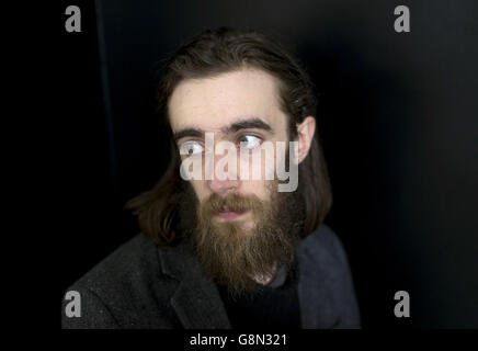 Englischer Folk-Rock-Musiker, bildender Künstler und Dichter Keaton Henson bei der Pressevorschau für seine Solo-Kunstausstellung Almost Beautiful, in der Lawrence Alkin Gallery in London. Stockfoto