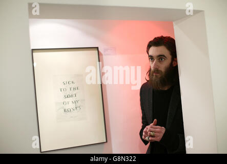 Englischer Folk-Rock-Musiker, bildender Künstler und Dichter Keaton Henson bei der Pressevorschau für seine Solo-Kunstausstellung Almost Beautiful, in der Lawrence Alkin Gallery in London. Stockfoto