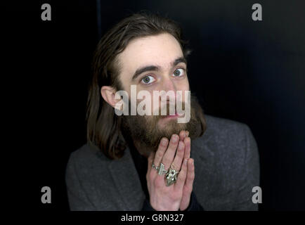 Englischer Folk-Rock-Musiker, bildender Künstler und Dichter Keaton Henson bei der Pressevorschau für seine Solo-Kunstausstellung Almost Beautiful, in der Lawrence Alkin Gallery in London. Stockfoto