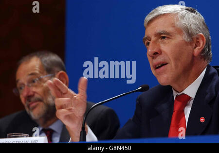 Außenminister Jack Straw spricht nach dem ersten Verhandlungstag mit den EU-Außenministern am Donnerstag, 1. September 2005, in Newport, Südwales, zu einer Pressekonferenz. Er sagte, er sei "sicher", dass die Gespräche über die Mitgliedschaft der Türkei in der EU im nächsten Monat pünktlich beginnen würden. Siehe Bericht der PA EU-Gipfel. DRÜCKEN Sie VERBANDSFOTO. Bildnachweis sollte lauten: Richard Lewis/Crown Copyright/PA Stockfoto