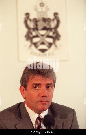 Kevin Keegan, Chief Executive von Fulham, wird am Tag seiner Ernennung von den Medien in Craven Cottage, Fulhams Heimatort, interviewt Stockfoto