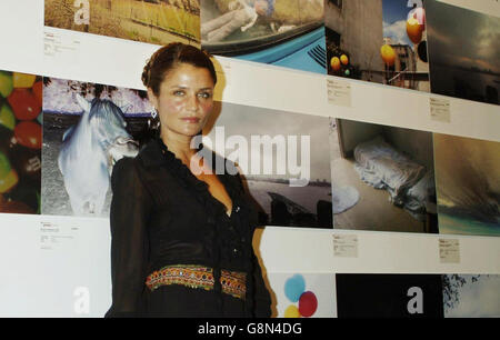 Helena Christensen nimmt an der Eröffnung der Fotoausstellung „an Eye for Beauty“ in der Sony Ericsson Proud Camden Gallery im Norden Londons am 1. September 2005 Teil. Die Ausstellung enthält eine Sammlung von Bildern, die Helena mit dem Sony Ericsson K750i Kameratelefon in Zusammenarbeit mit Vodafone aufgenommen hat. DRÜCKEN SIE VERBANDSFOTO. Bildnachweis sollte lauten: Yui Mok / PA Stockfoto