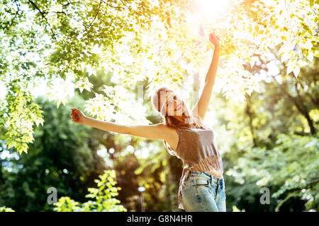 Schöne glückliche blonde Hippie in der Natur Stockfoto