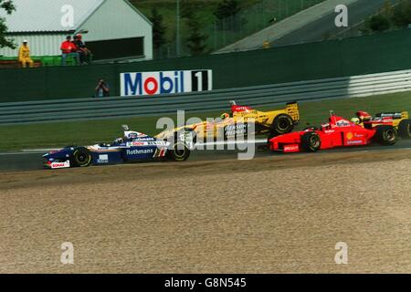 Formel-1-Motorsport - Großer Preis Von Luxemburg. Ralf Schumachers Auto (Mitte) wird nach einer Kollision mit seinem Bruder Michael's zu Rennbeginn in die Luft geschleudert Stockfoto