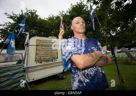 Gary Mitchell, 46, abgebildet in einem Camp außerhalb des schottischen Parlaments am Holyrood von pro-schottische Unabhängigkeit Aktivisten in Edinburgh eingerichtet. Fotografiert am Tag nach dem Ergebnis der britischen EU Volksabstimmung führte in einer Abstimmung die EU verlassen. Als Folge der schottischen Regierung gefordert, ein zweites Referendum über die Unabhängigkeit für Schottland. Stockfoto
