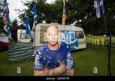 Gary Mitchell, 46, abgebildet in einem Camp außerhalb des schottischen Parlaments am Holyrood von pro-schottische Unabhängigkeit Aktivisten in Edinburgh eingerichtet. Fotografiert am Tag nach dem Ergebnis der britischen EU Volksabstimmung führte in einer Abstimmung die EU verlassen. Als Folge der schottischen Regierung gefordert, ein zweites Referendum über die Unabhängigkeit für Schottland. Stockfoto