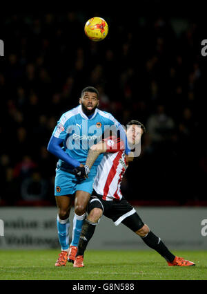 Brentford gegen Wolverhampton Wanderers - Sky Bet Championship - Griffin Park. Brentfords Marco Djuicin (rechts) und Ethan Ebanks-Landell von Wolverhampton Wanderers kämpfen um den Ball Stockfoto