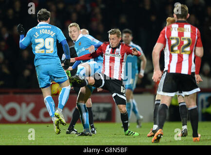 Brentfords Konstantin Kerschbaumer (rechts) und Wolverhampton's George Saville kämpfen um Besitz Stockfoto