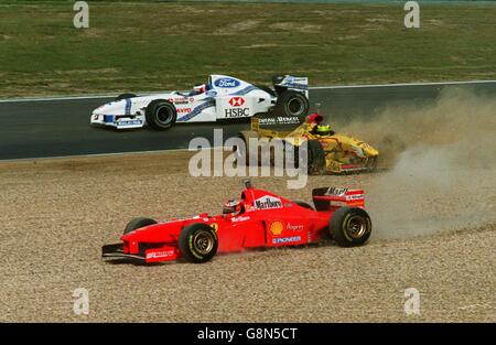 Formel-1-Motorsport - Großer Preis Von Luxemburg. Ralf Schumacher (rechts) und sein Bruder Michael (unten) pflügen nach einer Kollision zu Beginn des Rennens durch den Schotter von der Strecke Stockfoto