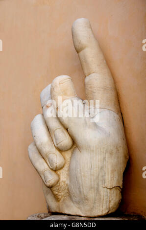 Hand mit Zeigefinger Index, Statue von Constantine, Palazzo dei Conservatori, Kapitolinische Museen, Rom, Italien, Europa Stockfoto