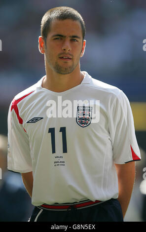 Fußball - FIFA Fußball-Weltmeisterschaft 2006 Qualifikation - Gruppe sechs - Wales gegen England - Millennium Stadium. Der Engländer Joe Cole Stockfoto