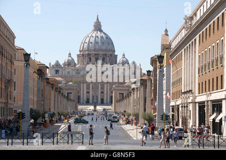 St Peter Basilica betrachtet aus Via della Conciliazione, Rom, Latium, Italien, Europa Stockfoto