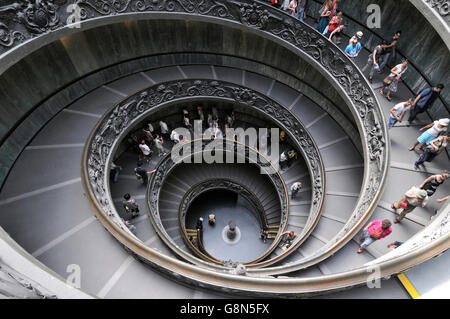 Besucher absteigend die Wendeltreppe in der Vatikanischen Museen, Vatikanstadt, Rom, Latium, Italien, Europa Stockfoto