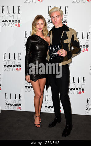 Rosie Huntington-Whiteley (links) überreicht Lucky Blue Smith im Presseraum der Elle Style Awards 2016 in der Tate Britain in Millbank, London, die Auszeichnung für das männliche Modell des Jahres. DRÜCKEN SIE VERBANDSFOTO. Bilddatum: Dienstag, 23. Februar 2016. Das Foto sollte lauten: Ian West/PA Wire Stockfoto