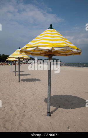 Sonnenschirme am Strand, Spa Ostseebad Travemünde, Bucht von Lübeck, Schleswig-Holstein Stockfoto