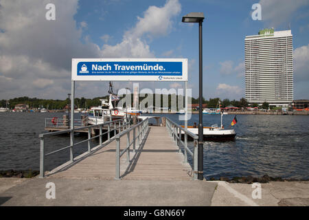 Fähranleger in Poetenitz und Strandhotel Maritim Hotel, Spa Ostseebad Travemünde, Bucht von Lübeck, Schleswig-Holstein Stockfoto