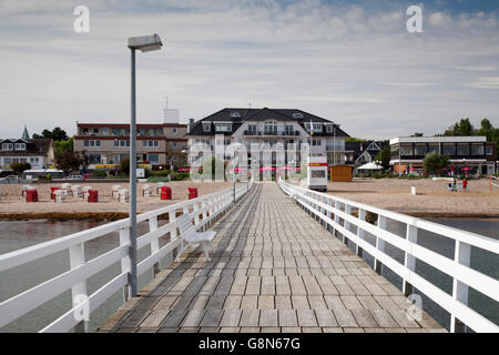 Die Küste und ein Pier, Niendorf, Timmendorfer Strand, Bucht von Lübeck, Ostsee, Schleswig-Holstein Stockfoto