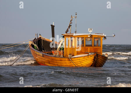 Fischerboot vor der Küste, Seebad Ahlbeck, Insel Usedom, Ostsee, Mecklenburg-Vorpommern Stockfoto