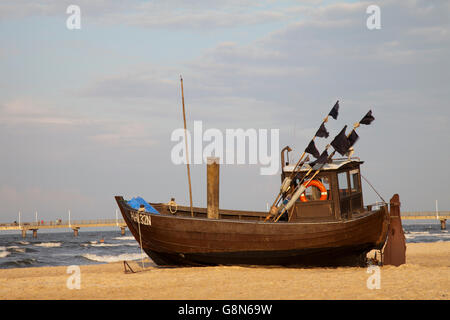 Angelboot/Fischerboot am Strand, Seebad Ahlbeck, Insel Usedom, Ostsee, Mecklenburg-Vorpommern Stockfoto