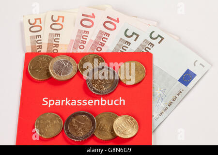 Sparbuch mit Euro-Banknoten und-Münzen Stockfoto