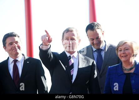 Ein Taoiseach und Fine Gael Führer Enda Kenny (zweite links) mit (von links) Minster für Transport Paschal Donohoe, Minister für Gesundheit Leo Varadkar und Justizminister Frances Fitzgerald, vor der abschließenden Pressekonferenz seiner Partei im Bord Gais Energy Theatre, Dublin, vor der Parlamentswahl am Freitag. Stockfoto