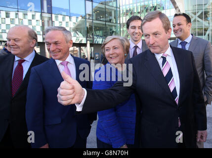 Eine Taoiseach- und Fine Gael-Führerin Enda Kenny (zweite rechts) mit (von links) Finanzminister Michael Noonan, Arbeitsminister Richard Bruton, Justizministerin Frances Fitzgerald, Staatsminister Simon Harris, Gesundheitsminister Leo Varadkar, Im Vorfeld der abschließenden Pressekonferenz seiner Partei im Bord Gais Energy Theatre, Dublin, vor den Parlamentswahlen am Freitag. Stockfoto