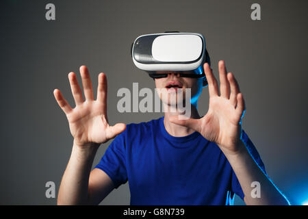 Junger Mann mit einem VR-Googles. Stockfoto