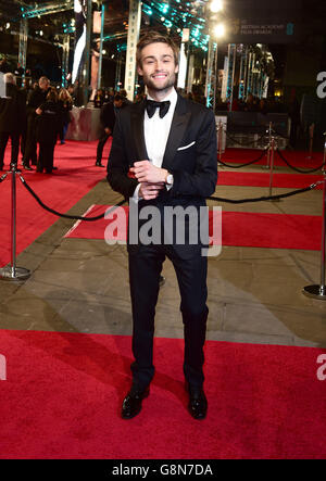 Douglas Booth nimmt an den EE British Academy Film Awards im Royal Opera House, Bow Street, London Teil. DRÜCKEN Sie VERBANDSFOTO. Bilddatum: Sonntag, 14. Februar 2016. Siehe PA Story SHOWBIZ BAFTAs. Bildnachweis sollte lauten: Ian West/PA Wire Stockfoto