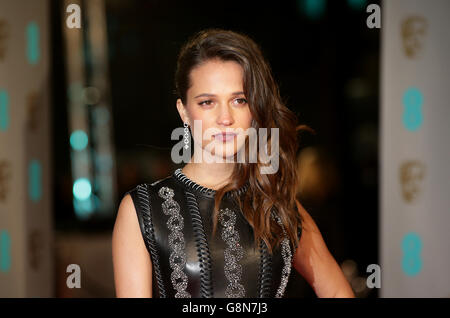 Alicia Vikander bei den EE British Academy Film Awards im Royal Opera House, Bow Street, London. DRÜCKEN Sie VERBANDSFOTO. Bilddatum: Sonntag, 14. Februar 2016. Siehe PA Story SHOWBIZ BAFTAs. Bildnachweis sollte lauten: Yui Mok/PA Wire Stockfoto