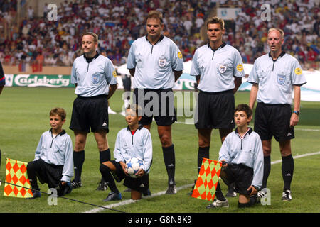 Fußball - UEFA Super Cup - Liverpool / CSKA Moskau - Stade Louis II. Schiedsrichter Rene Temmink (zweiter links) mit seinen Assistenten Rob Meenhuis und Adriaan Inia und dem vierten Beamten Eric Braamhaar Stockfoto