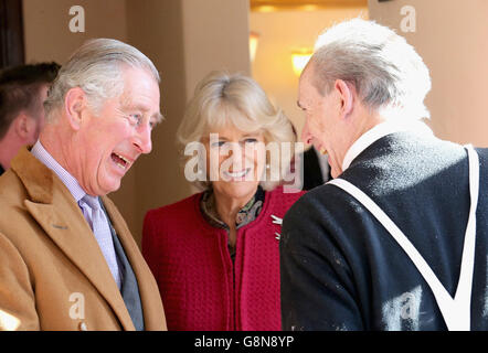 Der Prinz von Wales und die Herzogin von Cornwall besuchen das New Inn in the Square, während sie Bewohner und Geschäftsinhaber von Stamford Bridge, East Yorkshire, treffen, die von den jüngsten Überschwemmungen betroffen waren. Stockfoto