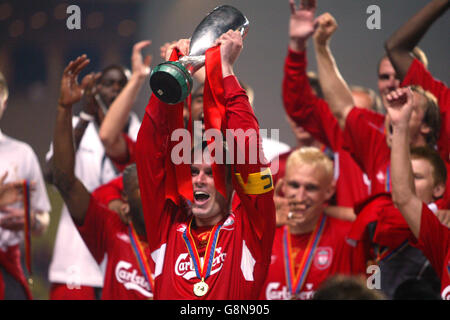 Liverpools Kapitän Jamie Carragher hebt die Trophäe des Supercups an Stockfoto