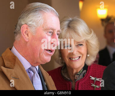 Der Prinz von Wales und die Herzogin von Cornwall besuchen das New Inn in the Square, während sie Bewohner und Geschäftsinhaber von Stamford Bridge, East Yorkshire, treffen, die von den jüngsten Überschwemmungen betroffen waren. Stockfoto